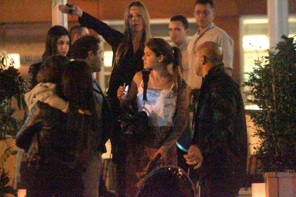 Adversários no quadro Dança dos Famosos, do programa Domingão do Faustão, Bruna Marquezine e Tiago Abravanel jantaram com alguns amigos em um restaurante japonês, na noite dessa quinta-feira (15), no Rio de Janeiro