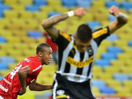 Botafogo se revoltou com gol sofrido aos 49min do segundo tempo; Fabrício marcou para os colorados