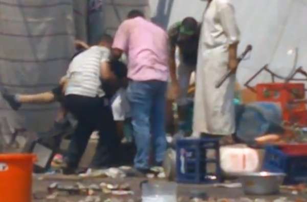 Egípcios socorrem homem no chão após este ser baleado pelas forças de segurança