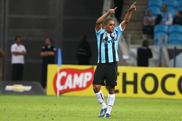 Welliton (São Paulo)Emprestado ao Grêmio desde o começo do ano, Welliton foi pouco aproveitado e agora está negociando com outros clubes. Desesperado por reforços, o São Paulo está próximo de um acerto para que ele jogue no Morumbi até o final do ano