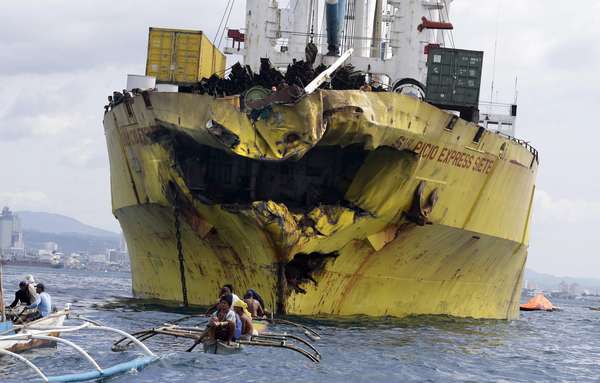 Dezenas de pessoas morreram depois do naufrágio de uma balsa que colidiu com um navio cargueiro na região central das Filipinas