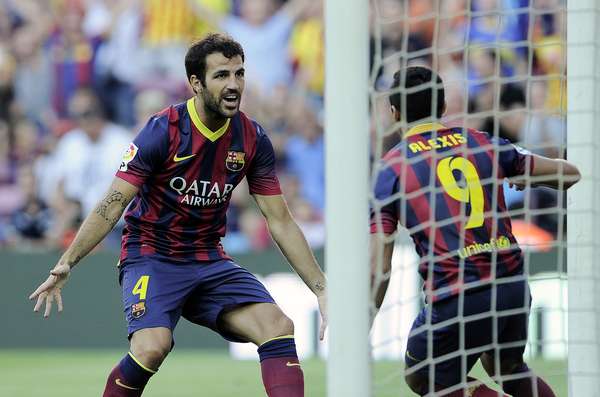 Fabregas e Alexis Sánchez comemoram gol do Barcelona, que massacrou o Levante por 7 a 0 na estreia do Campeonato Espanhol