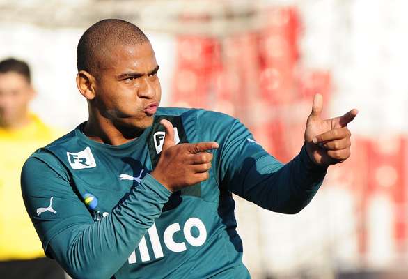 O atacante Walter, que chama a atenção pela má forma física, foi decisivo mais uma vez e garantiu a vitória do Goiás sobre a Ponte Preta
