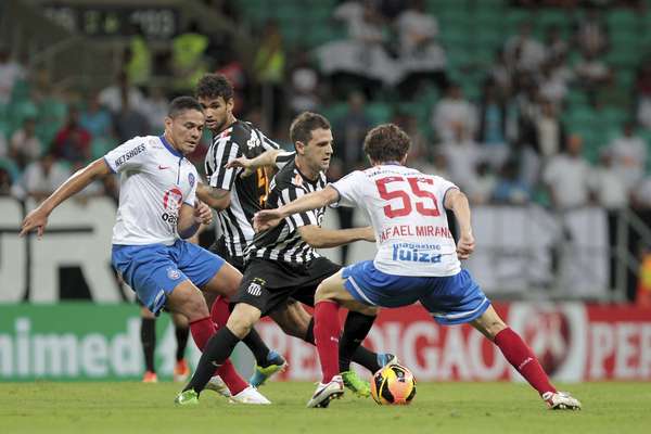 Bahia e Santos se anularam e ficaram no 0 a 0, neste domingo, em Salvador. Os dois times jogaram mal e seguem em má fase no Campeonato Brasileiro