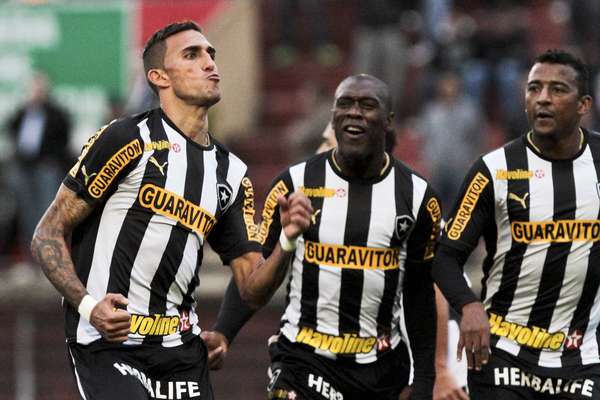 Líder do Campeonato Brasileiro, o Botafogo tinha sido superado pelo Cruzeiro no sábado, mas recuperou o topo da tabela rapidamente. Rafael Marques (esq.) marcou o segundo e decisivo gol do time contra a Portuguesa, neste domingo, no Estádio do Canindé