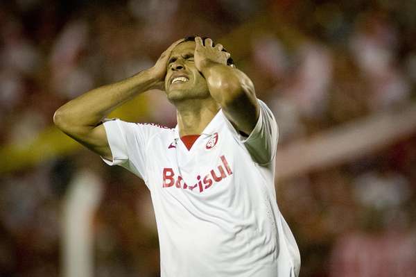 Mesmo diante da torcida e com um homem a mais desde o primeiro tempo, o Internacional amargou mais um empate no Campeonato Brasileiro, ao ficar no 0 a 0 com o Atlético-MG