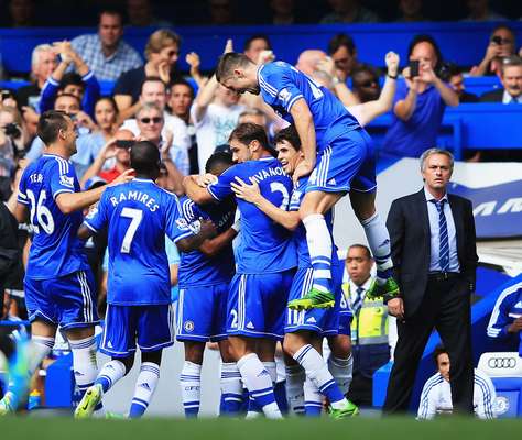 Na reestreia oficial de José Mourinho no comando do Chelsea, time venceu o Hull City por 2 a 0 em Stamford Bridge