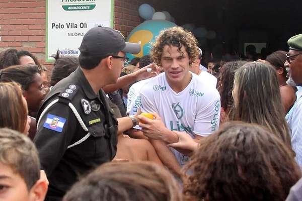 Os galãs José Loreto, Bruno Gissoni, Marcello Melo Jr., Nicola Siri, Bernardo Mesquita, Patrick de Oliveira, Felipe Simas e outros precisaram da ajuda da polícia para deixar uma quadra de Nilópolis devido ao assédio das fãs, após partida beneficente na cidade fluminense