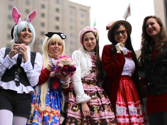 Alguns cosplayers se encontraram na avenida Paulista, nesse domingo (18), em frente a estação Trianon-Masp do metrô para exibir suas fantasias
