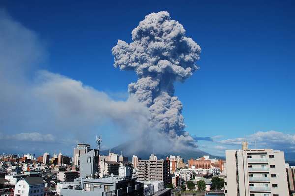 Imagem divulgada nesta segunda-feira mostra a cidade de Kagoshima em frente ao vulcão Sarurajima em erupção. A explosão emitiu uma coluna de fumaça que atingiu 5 km de altura. Não há informações sobre feridos
