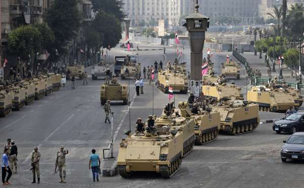 Tanques e soldados egípcios assumem posições nos arredores da Praça Tahrir em 16 de agosto, dia em que manifestante pró-Mursi foram massacrados pelas forças de segurança do país em outros lugares do Cairo