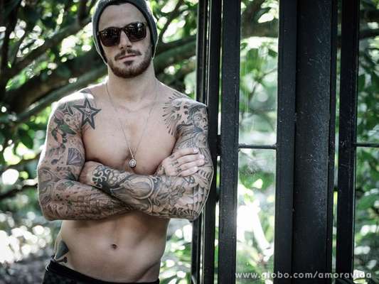 Felipe Titto, o mordomo Wagner de Amor à Vida, mostra as diversas tatuagens que tem pelo corpo. Dentre os desenhos o nome do filho, Théo, e uma coruja, que fez junto com sua mulher