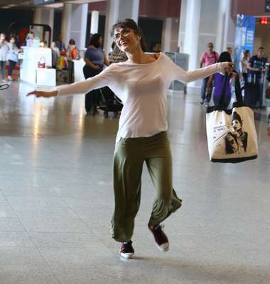 Maria Casadevall esbanjou bom humor ao ser clicada nesta terça-feira (20), no aeroporto Santos Dumont, no Rio de Janeiro. A atriz pulou, fez pose e careta para o fotógrafo