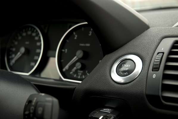 O Start & Stop é um sistema que desliga o motor de forma instantânea quando o carro encontra-se parado por alguns segundos