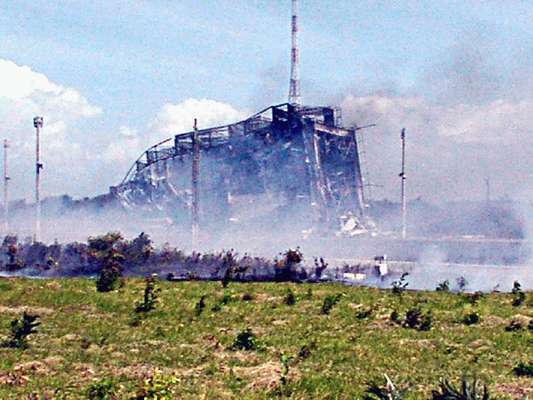 Torre de lançamento ficou destruída após acidente com o VLS-1, veículo lançador de satélites brasileiro: acidente que destruiu o terceiro protótipo do País na sua busca pela autonomia espacial completa 10 anos em 22 de agosto de 2013