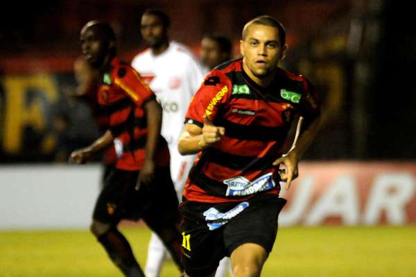 O Sport dominou o primeiro clássico contra o Náutico em uma competição internacional. Com gols de Felipe Azevedo (foto) e Patric, o time rubro-negro venceu o rival por 2 a 0 e ficou próximo da classificação para as quartas de final da competição