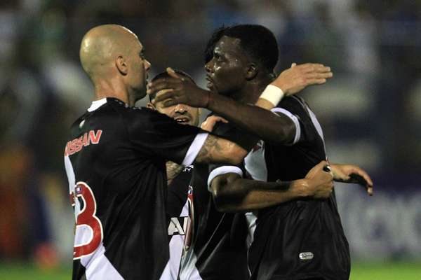 Jogadores do Vasco comemoram vitória sobre o Nacional-AM que encaminha classificação às quartas de final da Copa do Brasil