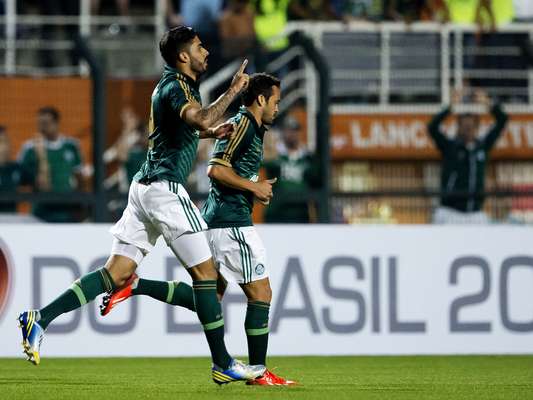 Aos 3min, Vilson fez o único gol do intenso jogo entre Palmeiras e Atlético-PR, no Pacaembu, pela Copa do Brasil. O resultado de 1 a 0 dá uma importante vantagem para o Palmeiras em busca das quartas de final, já que poderá avançar com um empate no jogo de volta. Já o time rubro-negro terá que vencer por dois gols de diferença em Curitiba