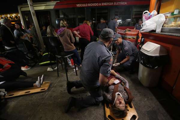 Oito pessoas ficaram feridas depois que dois ônibus bateram dentro do terminal de ônibus Parque Dom Pedro II, um dos maiores da capital paulista, no final da tarde desta quarta-feira