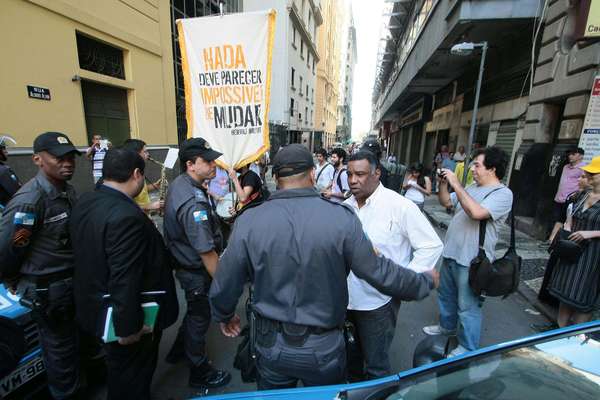 Grupo protestou na Câmara de Vereadores do Rio de Janeiro durante a primeira sessão da CPI do Ônibus