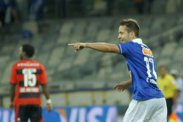 Everton Ribeiro fez uma "pintura" no Mineirão e contribuiu com a vitória do Cruzeiro contra o Flamengo, por 2 a 1, pela Copa do Brasil