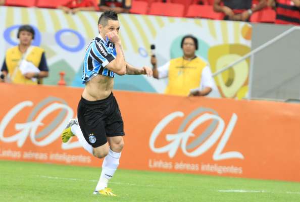 Pará fez gol de falta aos 7min da etapa inicial para dar vitória ao Grêmio sobre o Flamengo, pela décima sexta rodada da competição; a quarta vitória seguida deixa o clube gaúcho firme na briga pelo topo do Campeonato Brasileiro