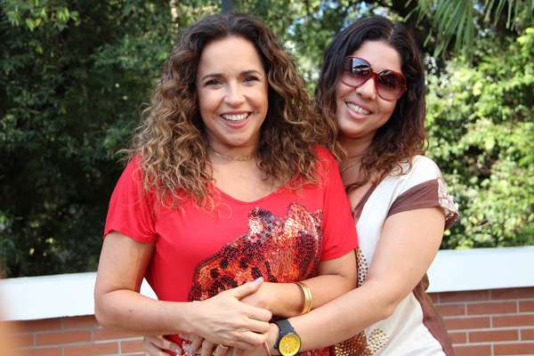 Daniela Mercury posou para fotos ao lado da namorada, Malu Verçosa, e atendeu jornalistas em Teresina, no Piauí