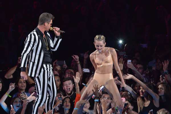 Miley Cyrus ofreció un sensual baile en el escenario de los MTV Video Music Awards 2013 el cual dejó atónitos a los asistentes a la premiación.