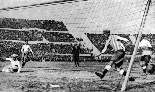 Na primeira Copa, em 1930, vencida pelo Uruguai (foto), um árbitro brasileiro protagonizou uma das primeiras lambanças da história: Gilberto de Almeida Rego terminou o jogo Argentina 1 x 0 França, pela primeira fase, seis minutos antes do tempo regulamentar