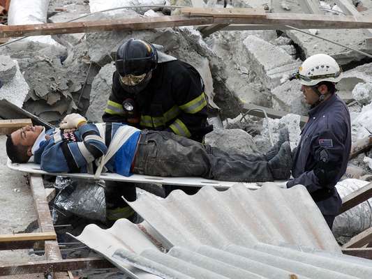 Al menos seis personas murieron al hundirse hoy un edificio en construcción de dos pisos en la ciudad brasileña de Sao Paulo, según el Cuerpo de Bomberos, que ha rescatado hasta el momento a 20 personas del lugar de la emergencia. Un portavoz del Cuerpo de Bomberos dijo a la prensa que se cree que unas diez personas permanecen atrapadas bajo los escombros, incluida una con la que mantienen contacto telefónico. Esa persona se encuentra debajo de dos losas de concreto y tiene las piernas atrapadas bajo los escombros, según los socorristas. En la obra trabajaban unas 35 personas cuando ocurrió el accidente.