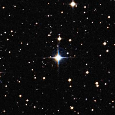 Imagem mostra a gêmea solar HIP 102152, estrela situada a 250 anos-luz de distância da Terra na constelação do Capricórnio. Ela é mais parecida com o Sol do que qualquer outra gêmea solar, tirando o fato de ser quase 4 bilhões de anos mais velha (é a mais velha já identificada), o que nos dá a oportunidade sem precedentes de estudar como o Sol será quando envelhecer. As cores diferentes são pelo fato dela se mover ligeiramente entre as duas exposições, obtidas com um intervalo de muitos anos de diferença.
