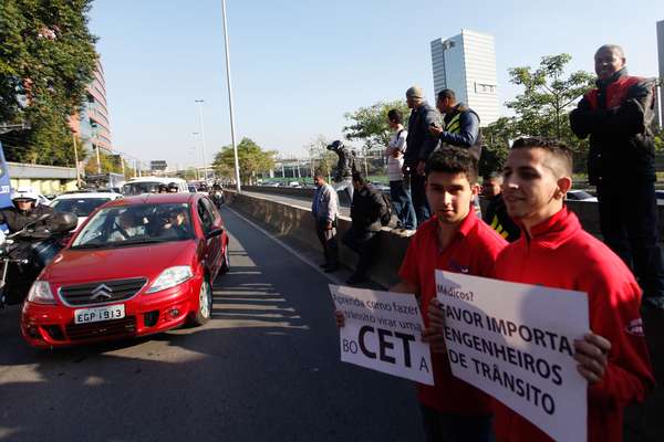 Manifestantes ironizam medidas no trânsito da capital paulista em protesto que fechou a pista local da Marginal Pinheiros, sentido Castelo Branco, em São Paulo