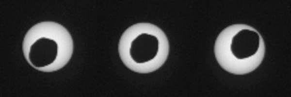 A lua Fobos, a maior de Marte, passa em frente ao Sol. Segundo a Nasa, a Curiosity conseguiu fazer o melhor registro de um eclipse em solo marciano. Como o satélite natural não bloqueia totalmente a estrela, o eclipse é do tipo anular, ou anelar. As fotos foram tiradas no dia 17 de agosto de 2013 e divulgadas no dia 28