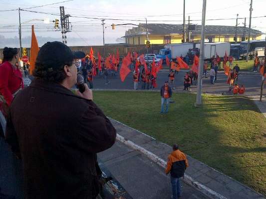 Porto Alegre - Manifestantes bloquearam vias nas proximidades da estação rodoviária de Porto Alegre na manhã desta sexta-feira