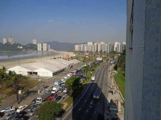 Na avenida Ayrton Senna da Silva, em São Vicente, o trânsito ficou complicado na manhã desta sexta-feira