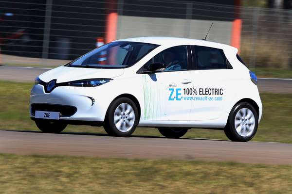 O mais interessante deles é o compacto Zoe. Pensado inteiramento como um modelo elétrico (não existe versão movida a combustão), o modelo foi lançado em 2012 com a intenção de popularizar os elétricos e chegou às lojas em março deste ano na Europa