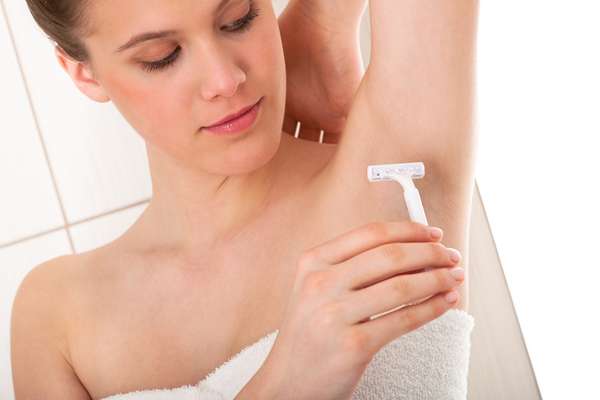 Lâmina e cera são os métodos preferidos entre o público feminino na hora de depilar as axilas, de acordo com um estudo