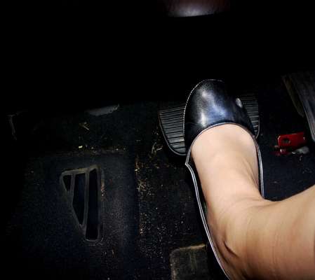 A trepidação no pedal é normal, causada pelo acionamento do ABS