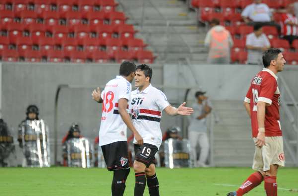 São Paulo venceu Náutico por 1 a 0 com gol de Aloísio para ficar perto de sair da zona do rebaixamento