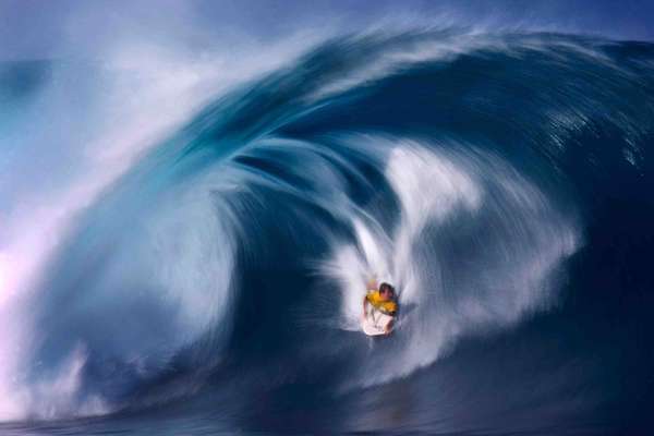 Pipeline, Oahu, HavaíPipeline é o nome que mais faz sonhar os surfistas do mundo inteiro, mas apenas os melhores têm a capacidade de encarar algumas das ondas mais perigosas do mundo neste spot do norte da ilha de Oahu, que atinge frequentemente 6 metros de altura em dias normais, e mais de 20 metros em dias melhores, quebrando em águas rasas com muitos corais pontiagudos
