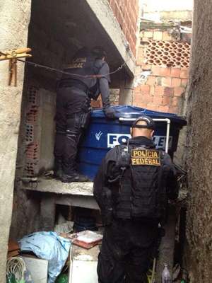 Policiais federais procuram traficantes no Complexo da Maré