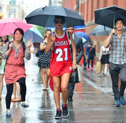 Rihanna foi fotografada nessa segunda-feira (2) caminhando pelas ruas de Nova York (EUA). Na chuva, ele exibiu um visual descolado ao usar regata e deixar as pernas de fora