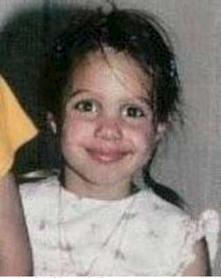 Esta preciosa niña de la foto no es otra que la actriz Angelina Jolie, cuyos rasgos ya apuntaban maneras de belleza desde una edad bien temprana.