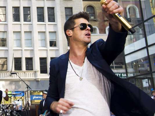 La revista Billboard dio a conocer su top de las Mejores canciones del verano en el que Robin Thicke ocupa el primer lugar con su tema 'Blurred Lines' en esta época relajada del año, sin embargo, la misma publicación sostiene que Katy Perry y su sencillo 'Roar' están opacando al cantante.