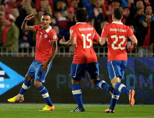 Chile goleó 3-0 a Venezuela para subir al tercer lugar de la tabla en la Conmebol, rumbo a la eliminatoria rumbo a Brasil 2014.