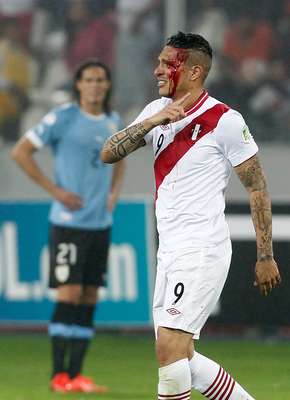 O atacante Paolo Guerrero, do Corinthians, foi hospitalizado na noite desta sexta-feira após o confronto entre Peru e Uruguai, em Lima, pela oitava rodada das Eliminatórias Sul-Americanas para a Copa do Mundo de 2014, no Brasil