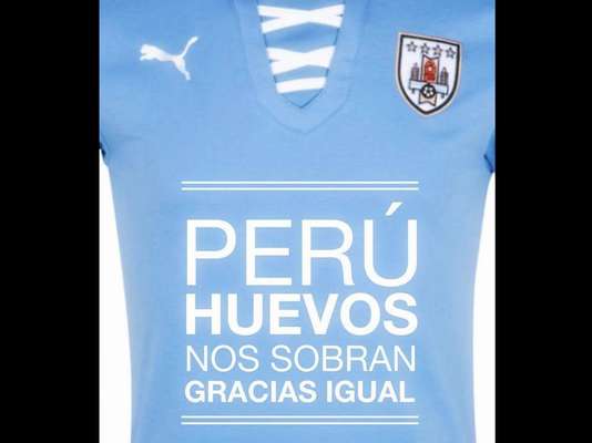 "Se terminó!!! Uruguay derrotó a Perú 2 a 1... y que quede claro... HUEVOS SOBRAN!!!", se lee en la leyenda de una de las imágenes publicadas en el perfil oficial de Facebook de la selección charrúa.
