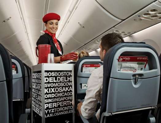 Um grupo formado por profissionais de várias áreas, desde engenheiro, designer a publicitário, criou uma utilidade para os carrinhos usados no avião para servir comes e bebes que são descartados