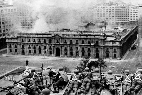 No dia 11 de setembro de 1973, o Pal&aacute;cio La Moneda foi bombardeado por for&ccedil;as do Ex&eacute;rcito chileno que, sob o comando do general Augusto Pinochet, investiam contra o ent&atilde;o presidente socialista Salvador Allende