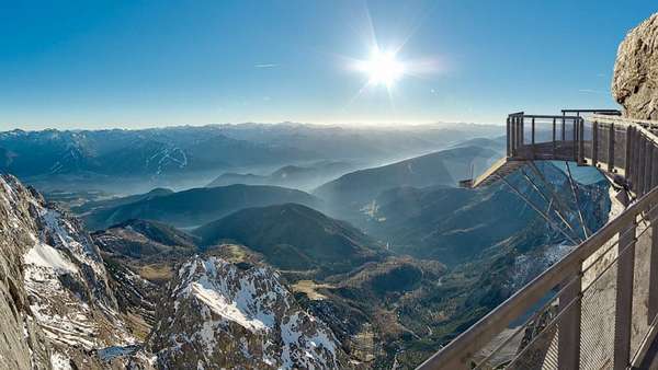 Escada para o Nada, Áustria:Os visitantes da "Escada para o Nada", situada no resort austríaco de Dachstein, precisam de coragem em dose dupla. Primeiro, é preciso atravessar os 100 metros da ponte mais alta da Áustria, com quase 400 metros, para chegar ao penhasco do qual parte a escada. Em seguida, os visitante têm pela frente 14 degraus que descem em direção ao vazio protegido apenas por paredes de vidro transparentes